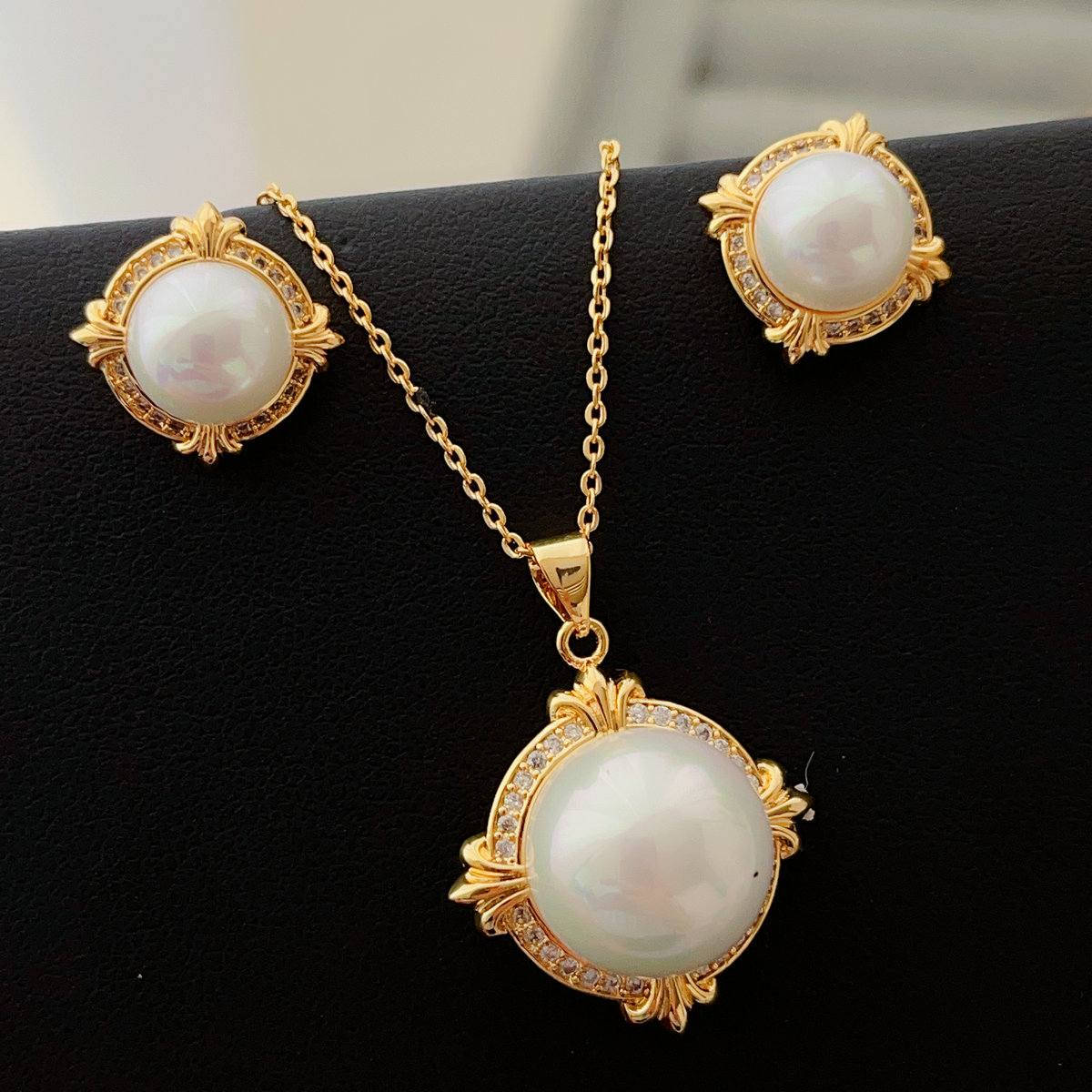 Circle pearl set earrings and necklace