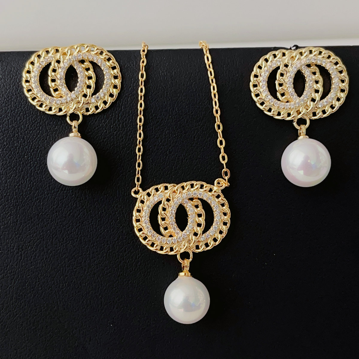Circle pearl earrings set with necklace