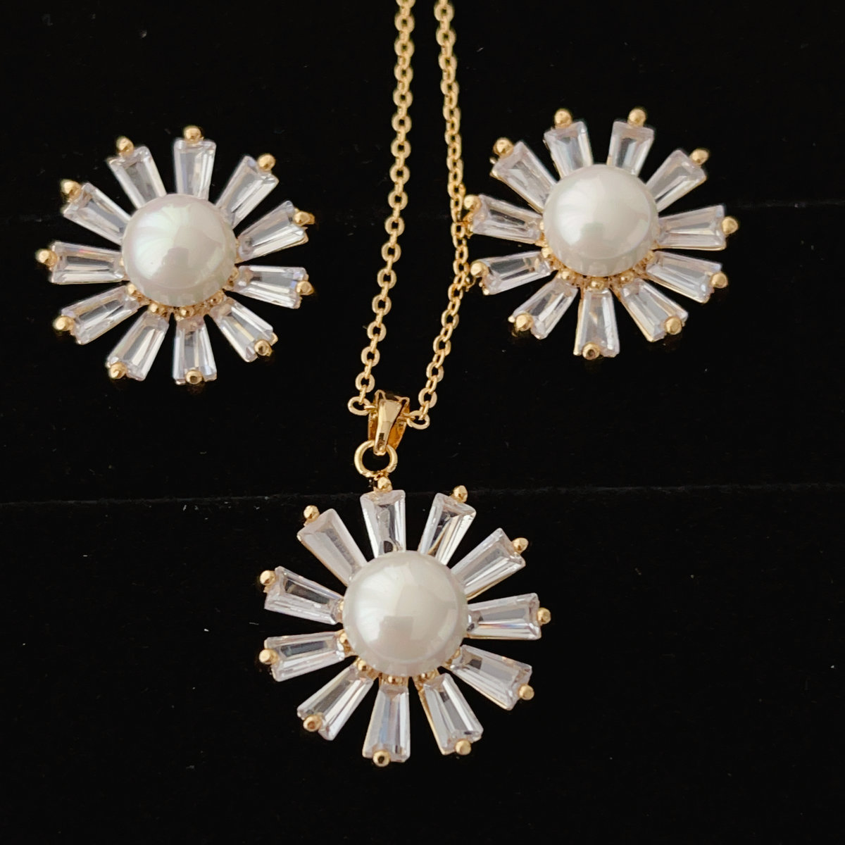 Pearl flower set earrings and necklace