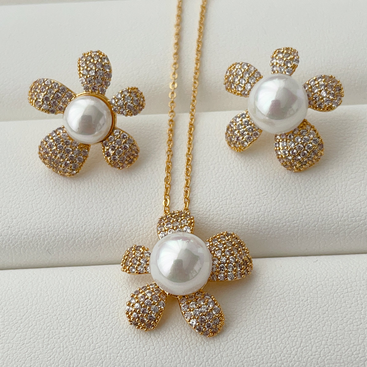 Pearl flower set earrings and necklace
