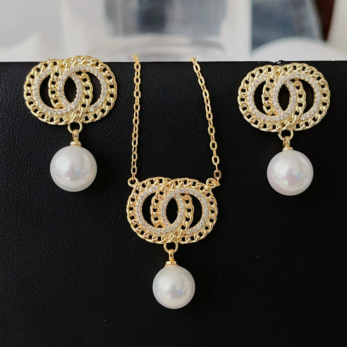Circle pearl earrings set with necklace