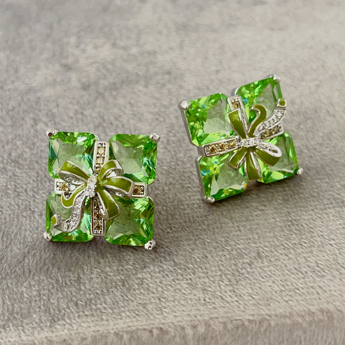 Green glass zircon squre earrings