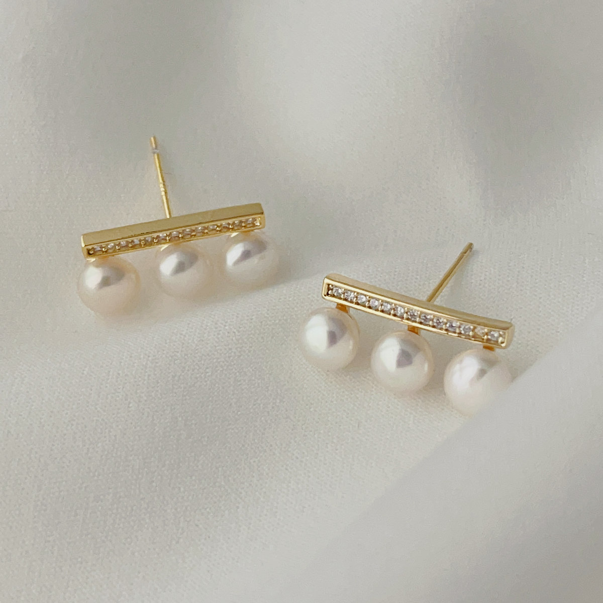 Fresh water pearl bar earrings