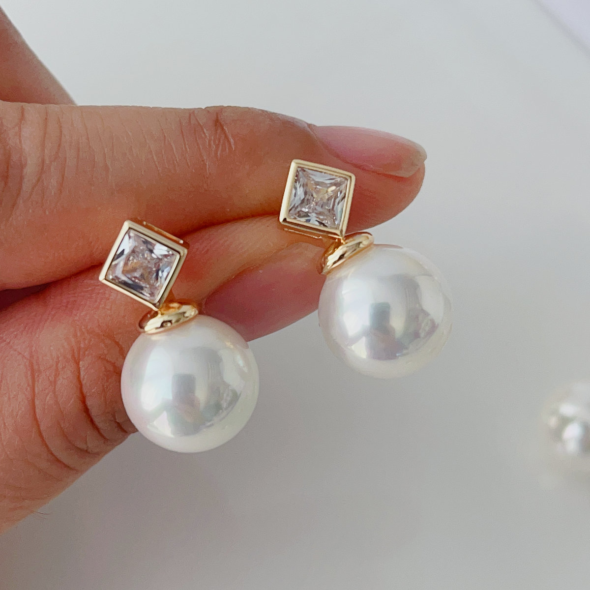 Simple drop pearl earrings