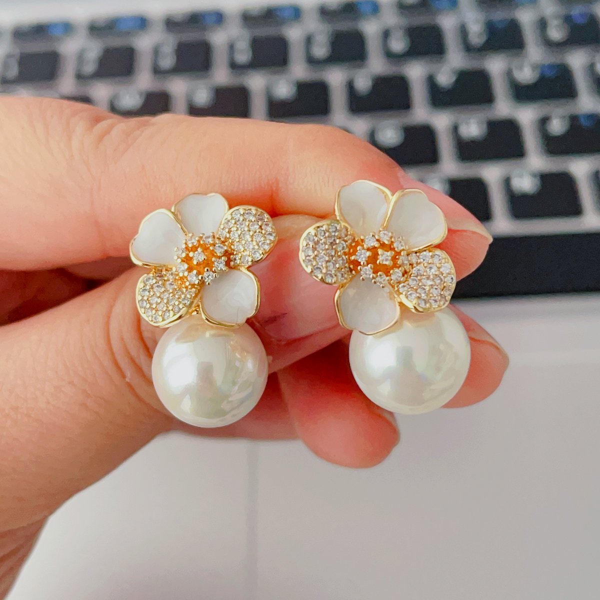 Flower drop pearl earrings