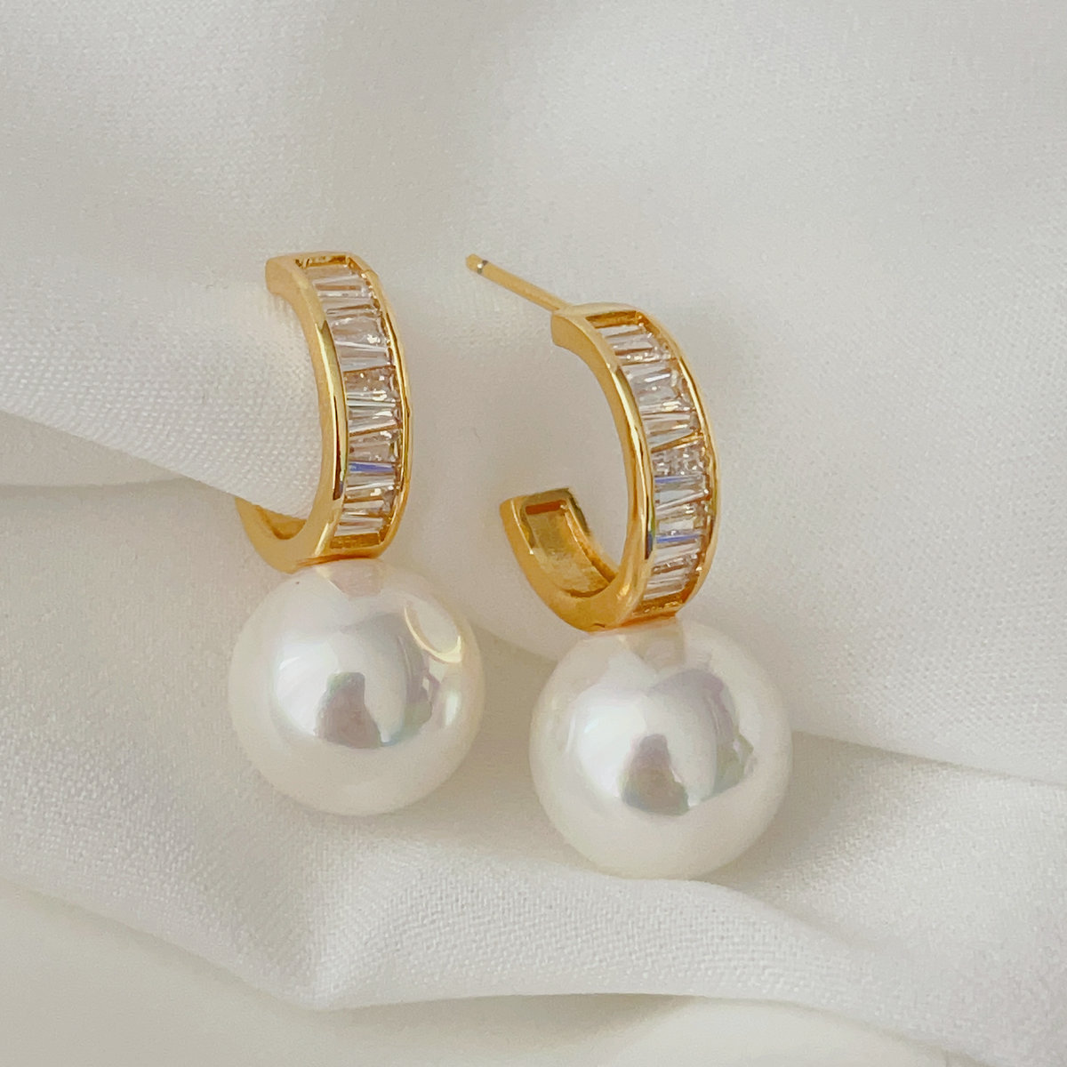 Round drop pearl earrings