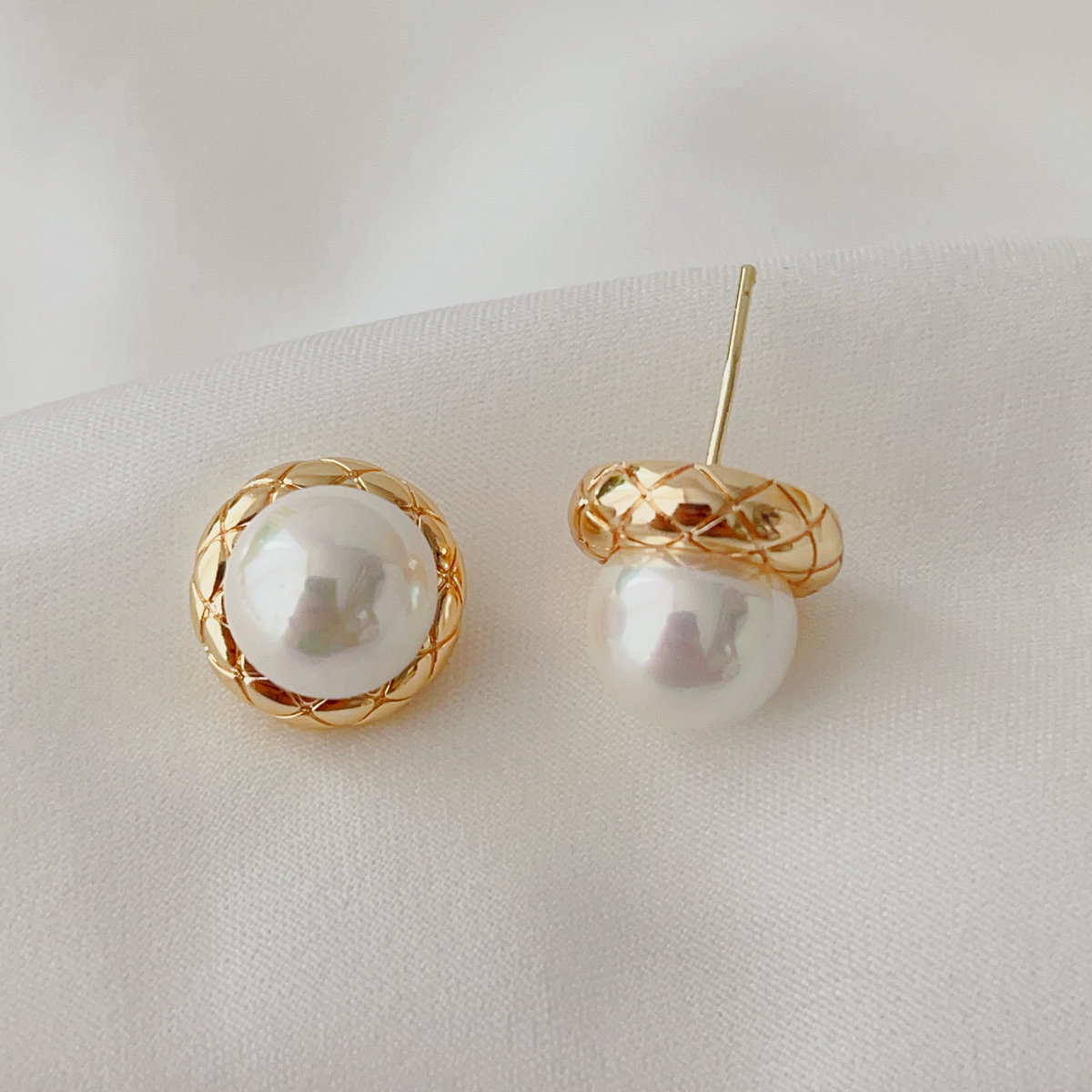 Simple pearl earrings