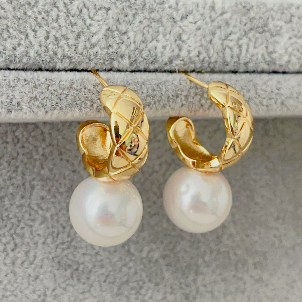 Round drop pearl earrings