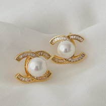 Channel pearl earrigs