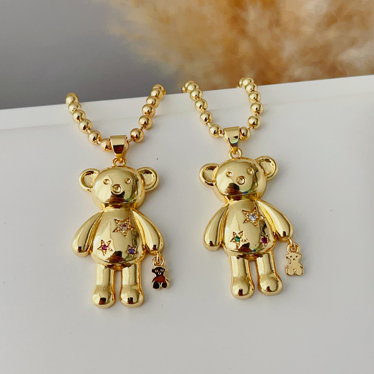 Dot bead chain necklace with teddy bear