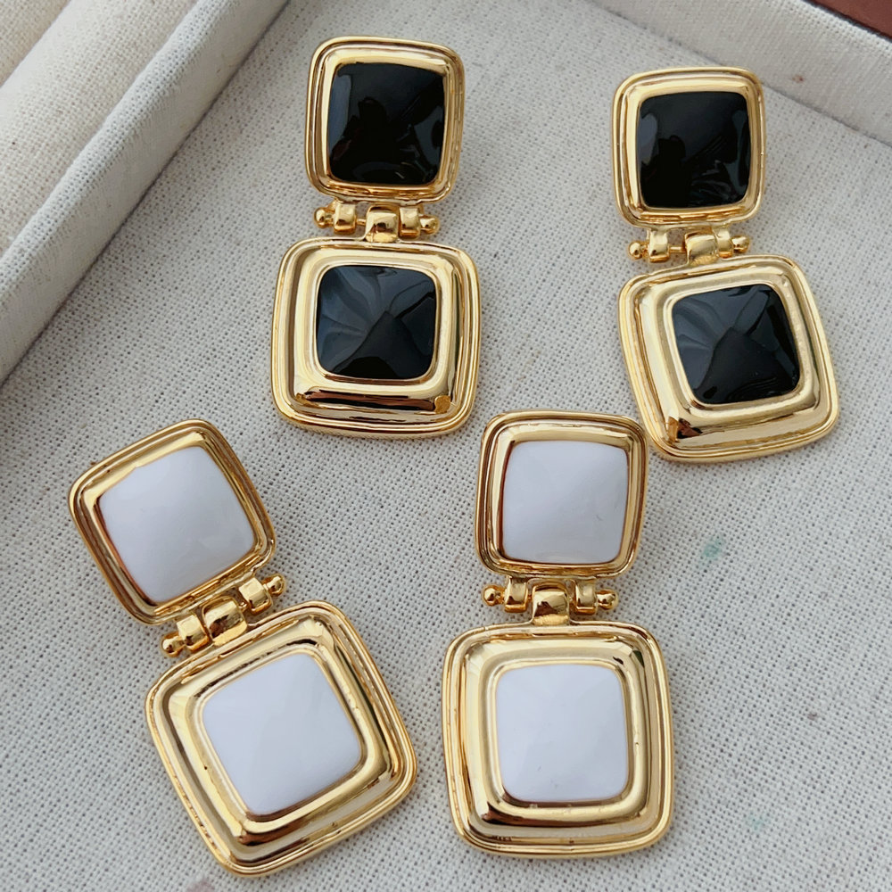 Enamel square earrings