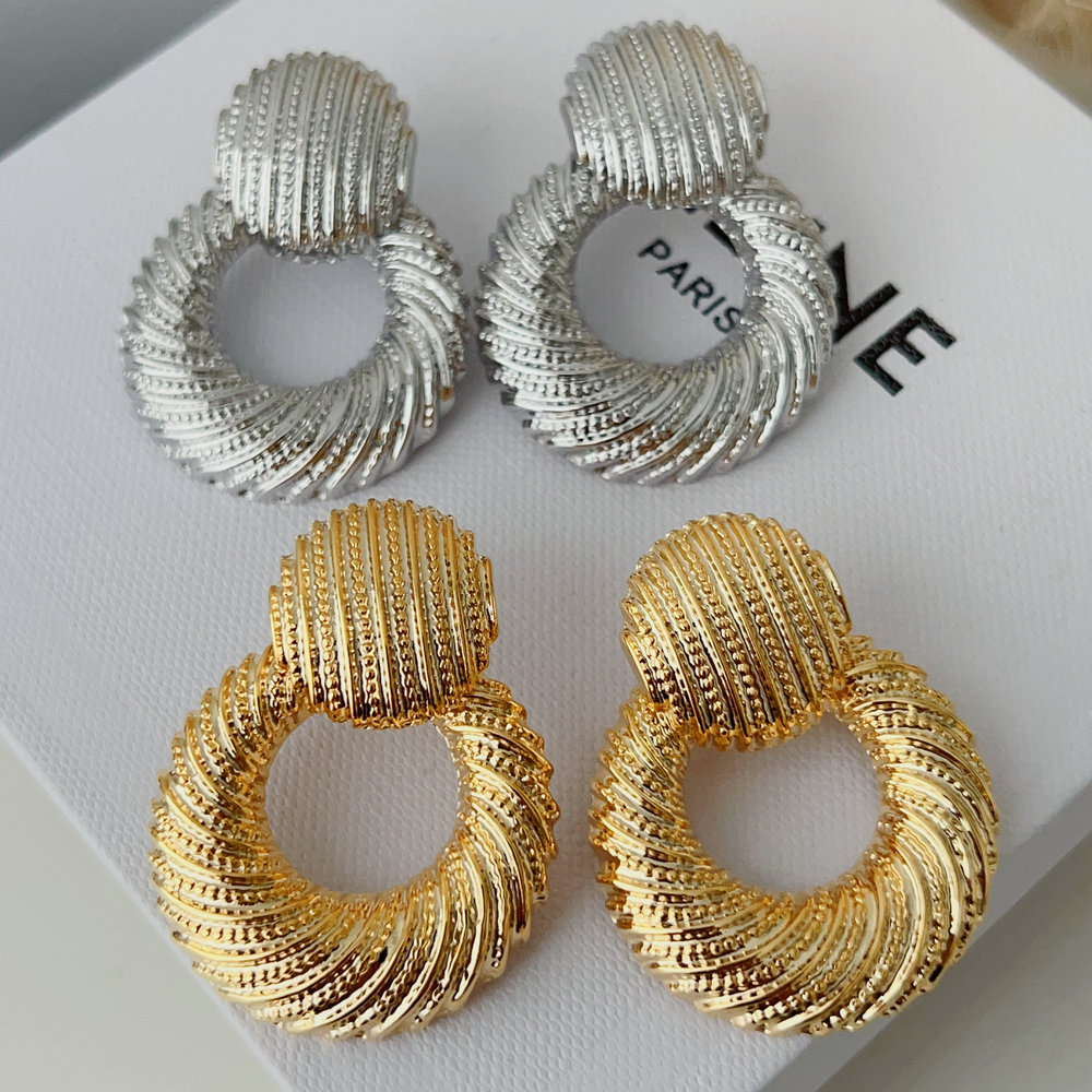 Metal round chunky earrings