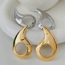 Metal coma earrings