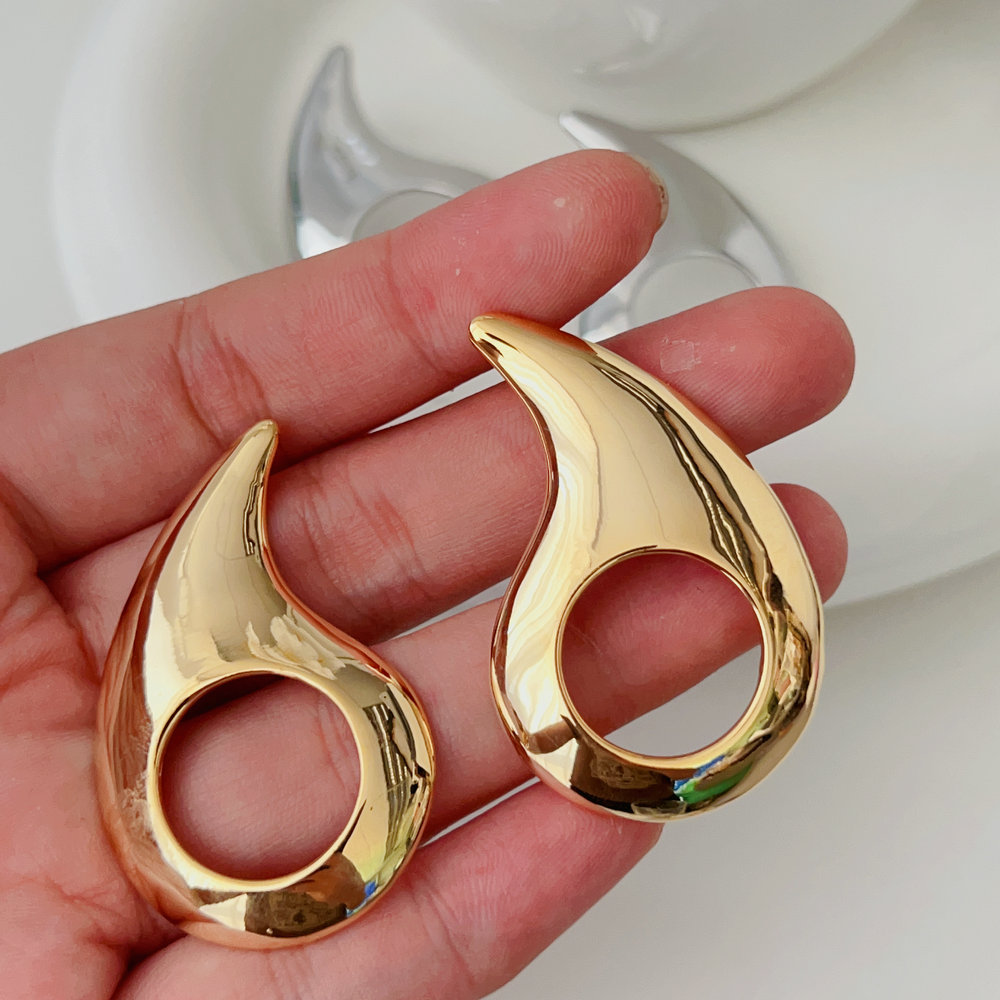 Metal coma earrings