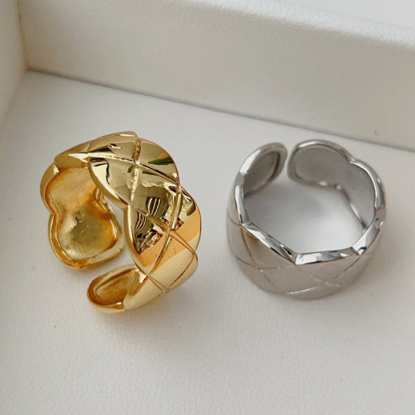 metal lozenge ring