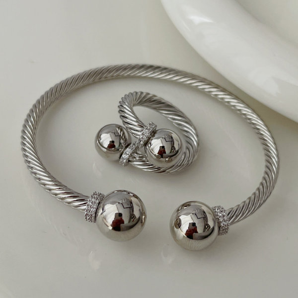 Ball s bangle set with ring