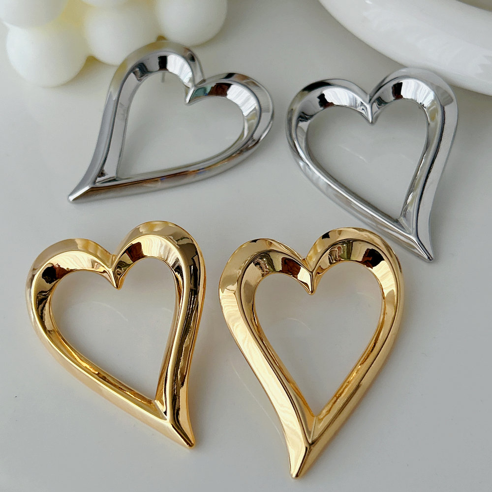 Chunky metal heart earrings