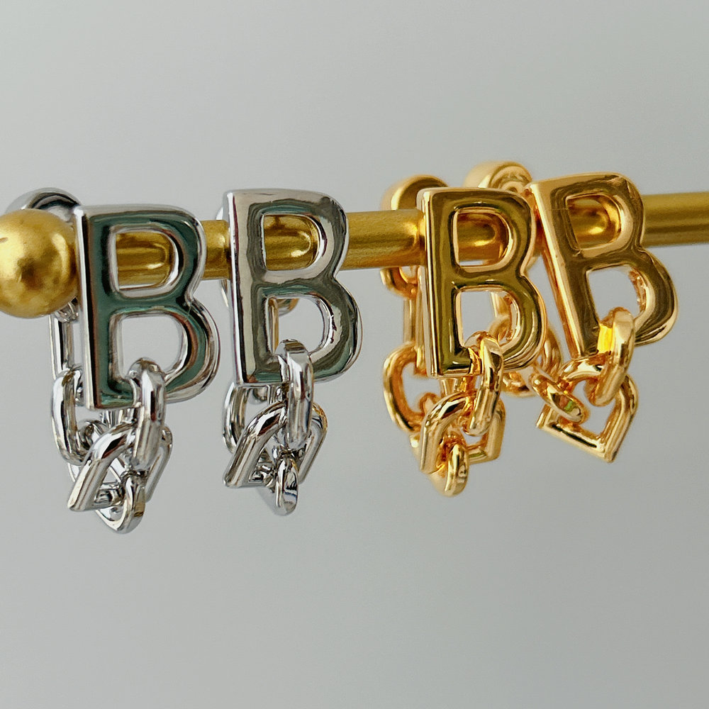 B metal chain earrings