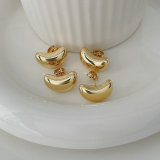Small moom metal earrings
