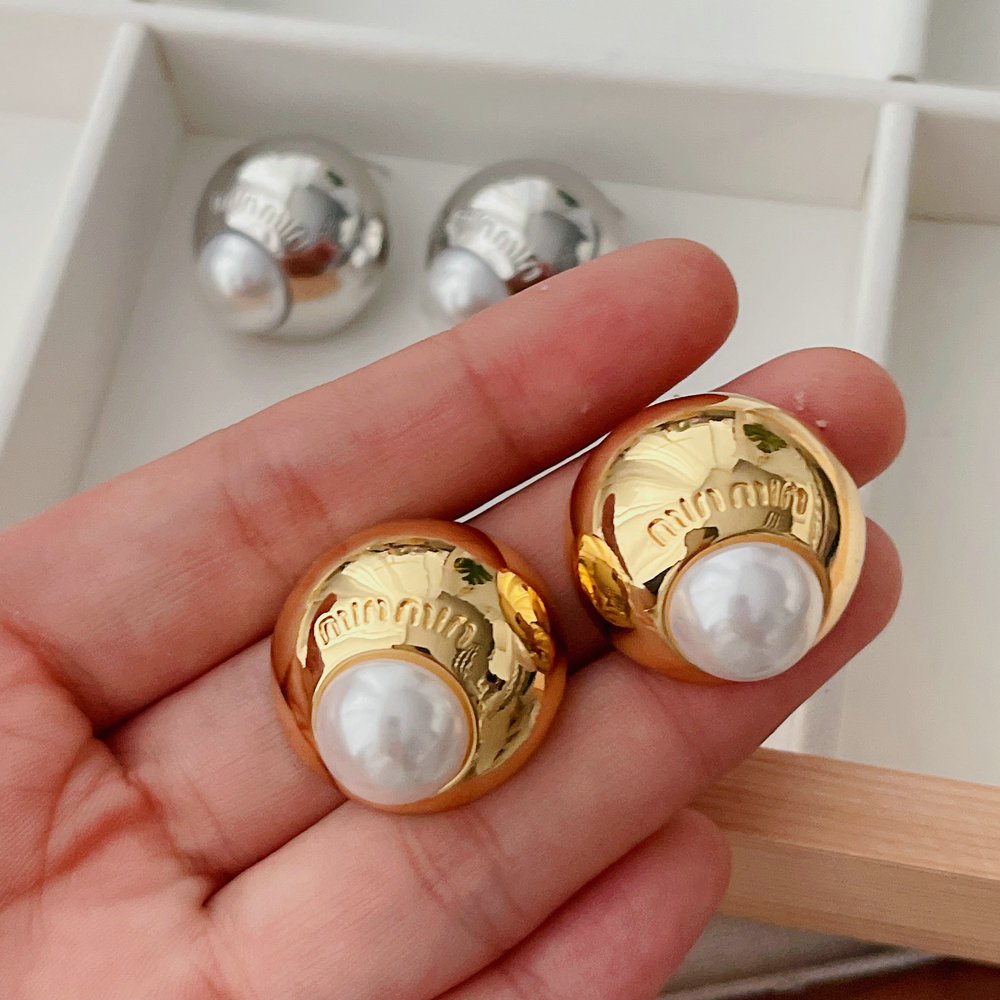 Round metal pearl earrings