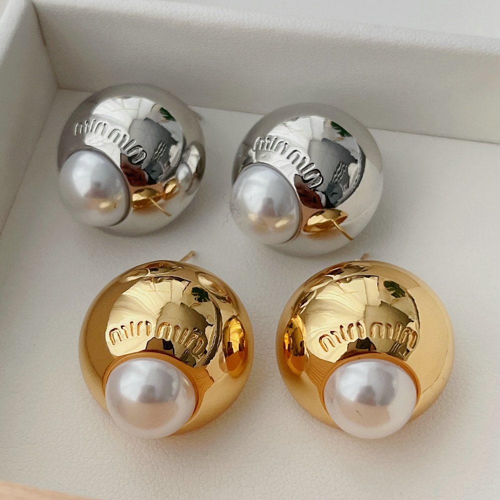 Round metal pearl earrings