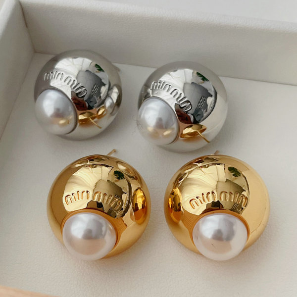 Round metal pearl earrings