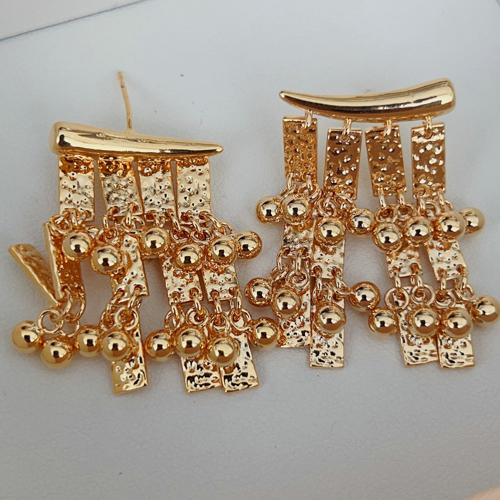 Metal fashion tassel earrings