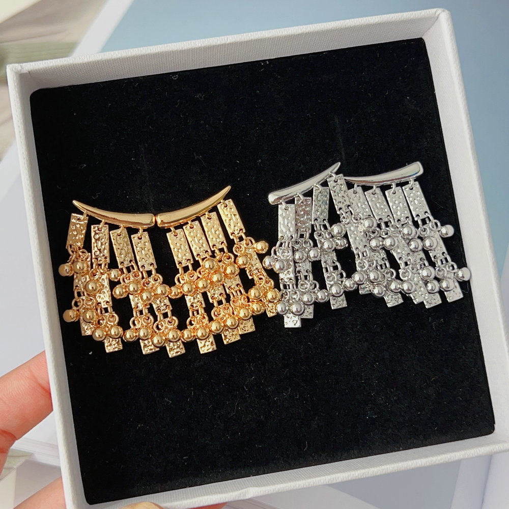 Metal fashion tassel earrings