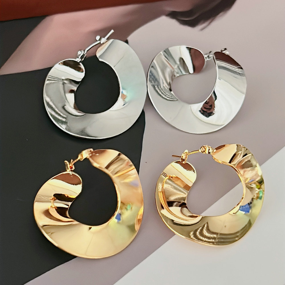 Metal twist hoop