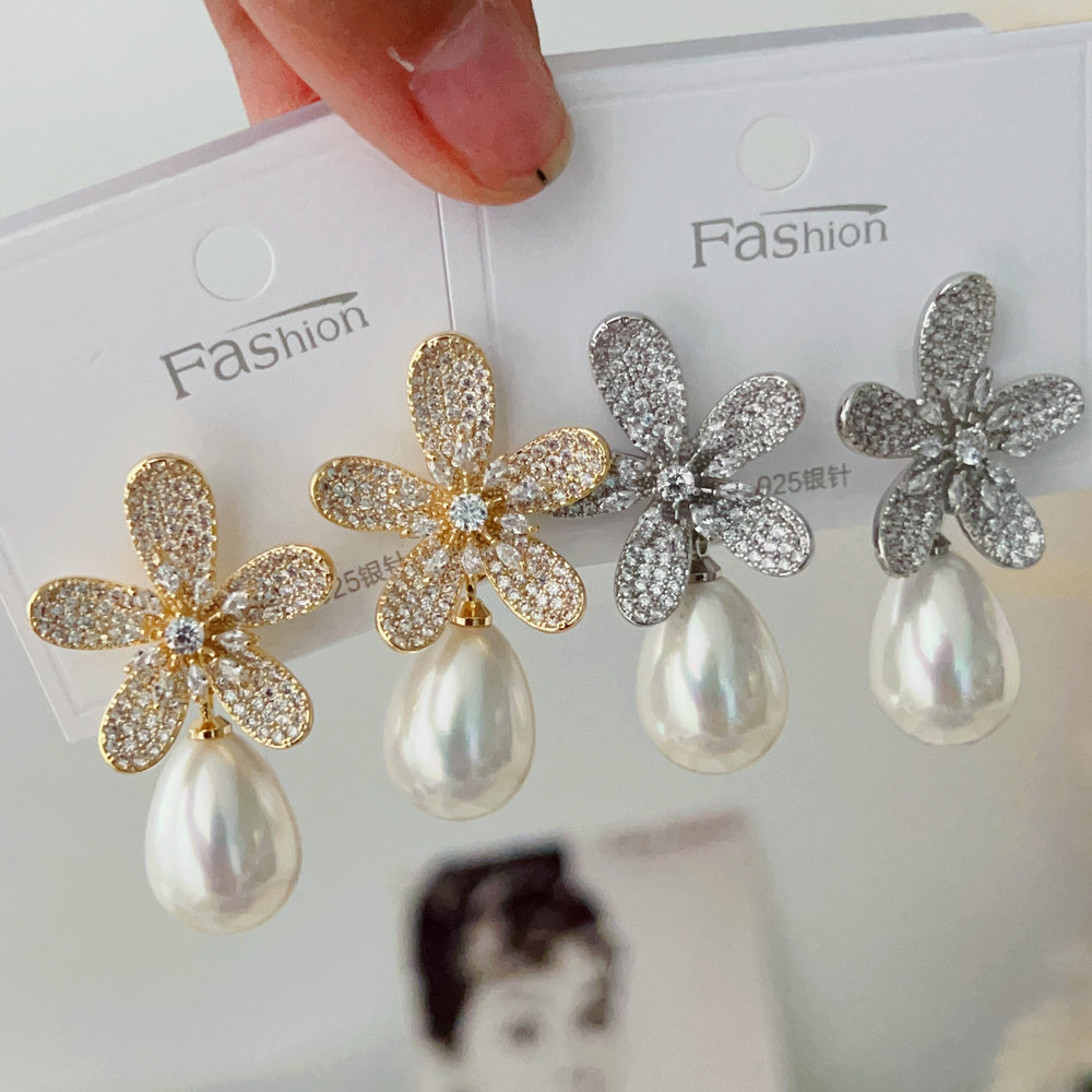 Flower pearl earrings