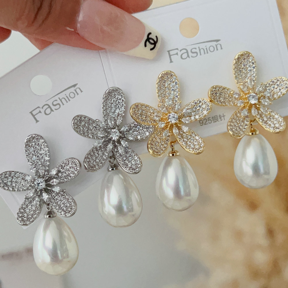 Flower pearl earrings