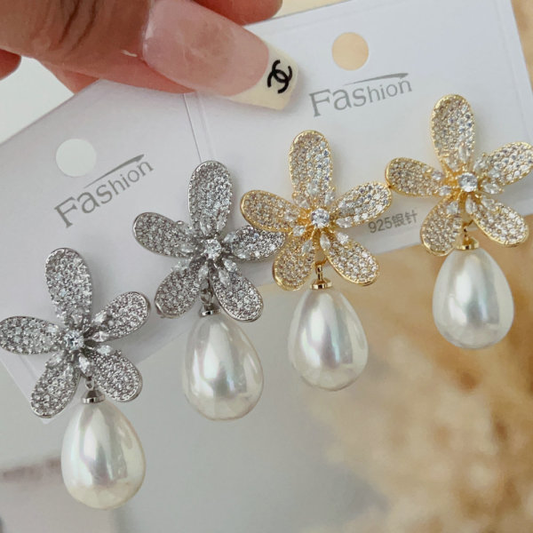 Flower pearl earrings