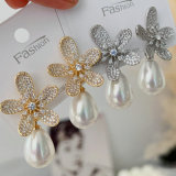 Flower pearl earrings