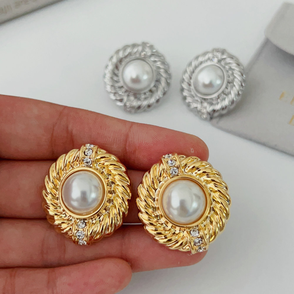 Metal round pearl earrings