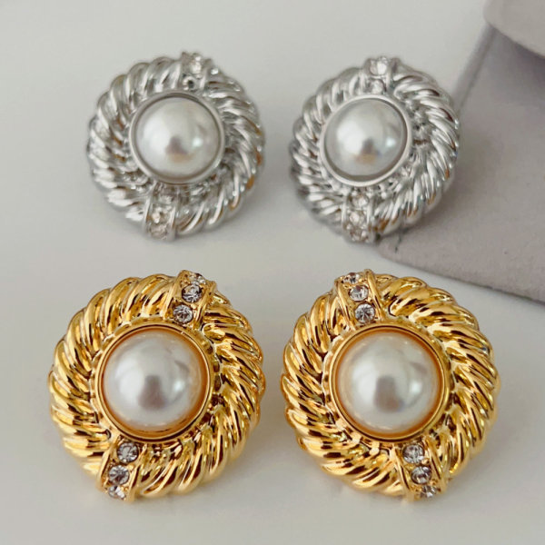 Metal round pearl earrings