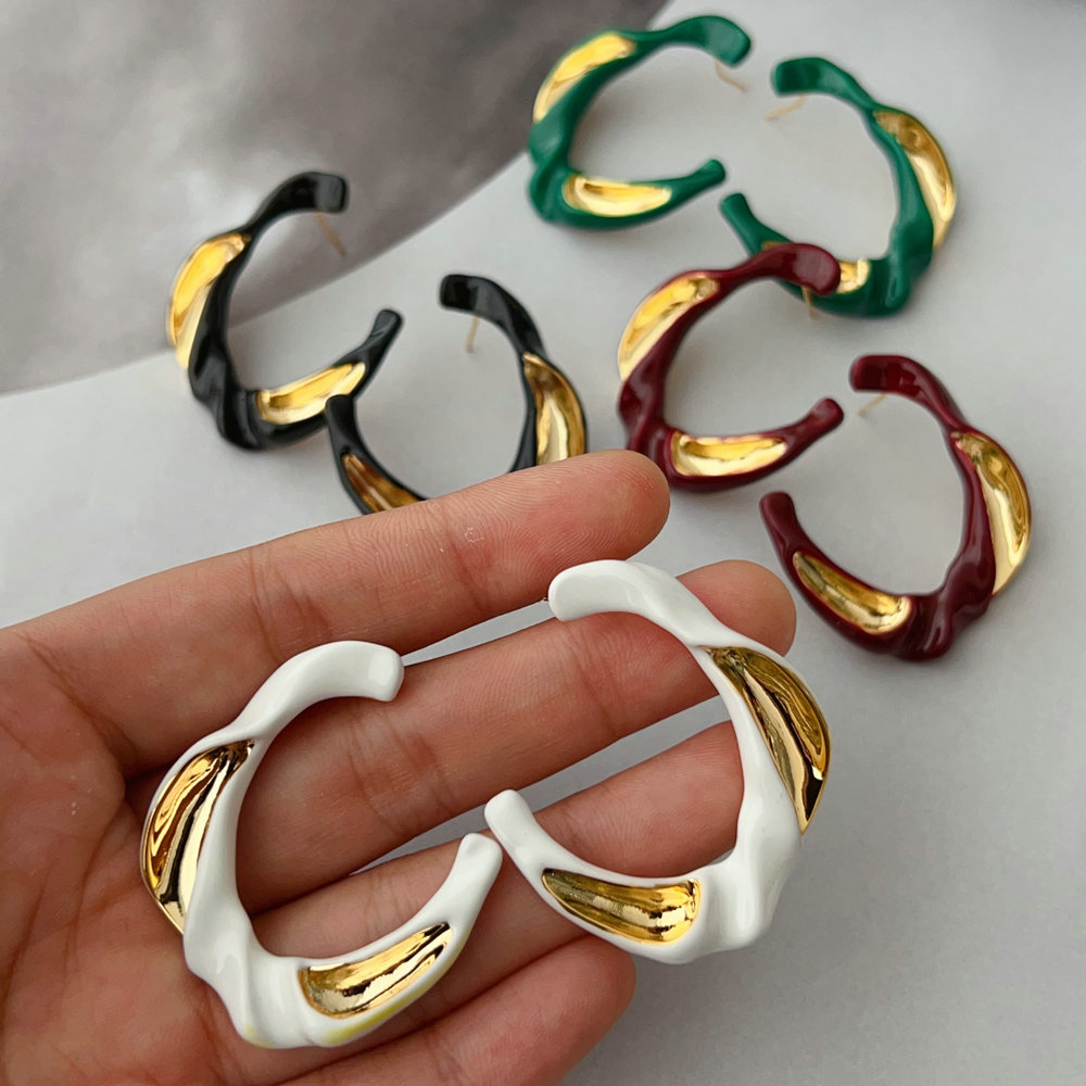 S enamel shape earrings