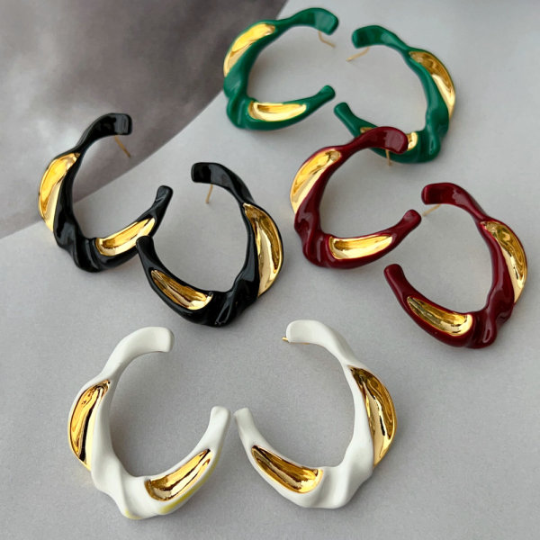 S enamel shape earrings