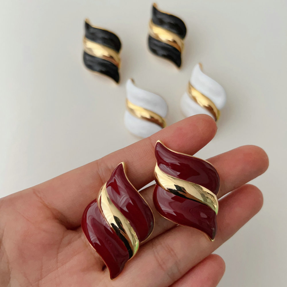 Enamel s shape earrings