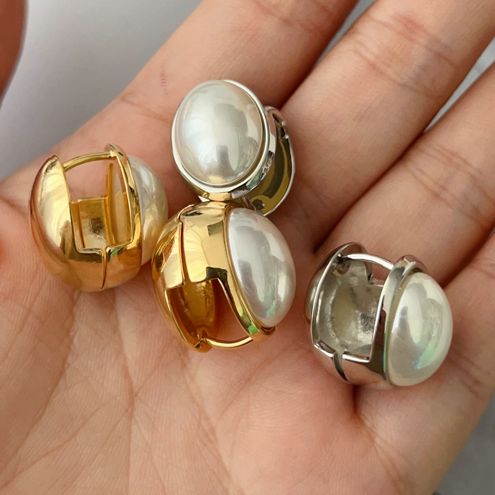 Oval pearl earrings