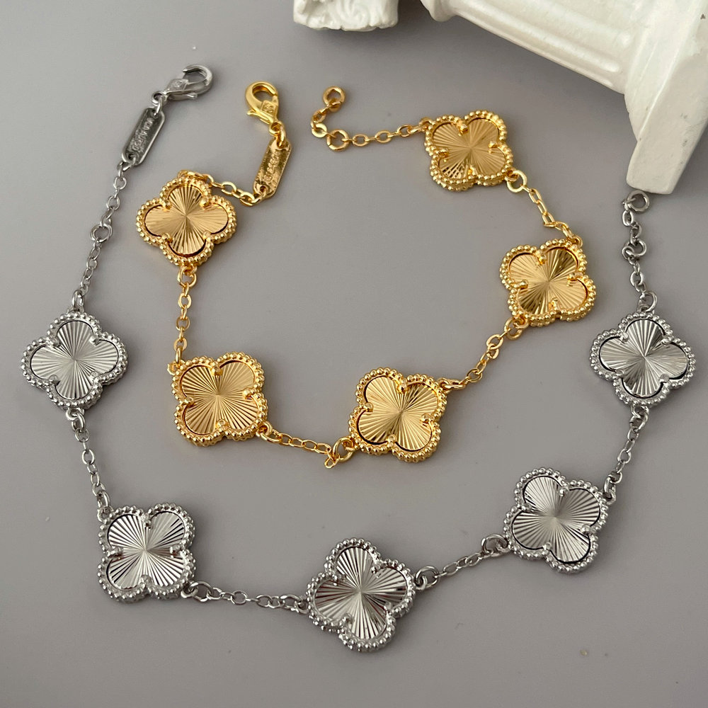 Metal clover bracelet