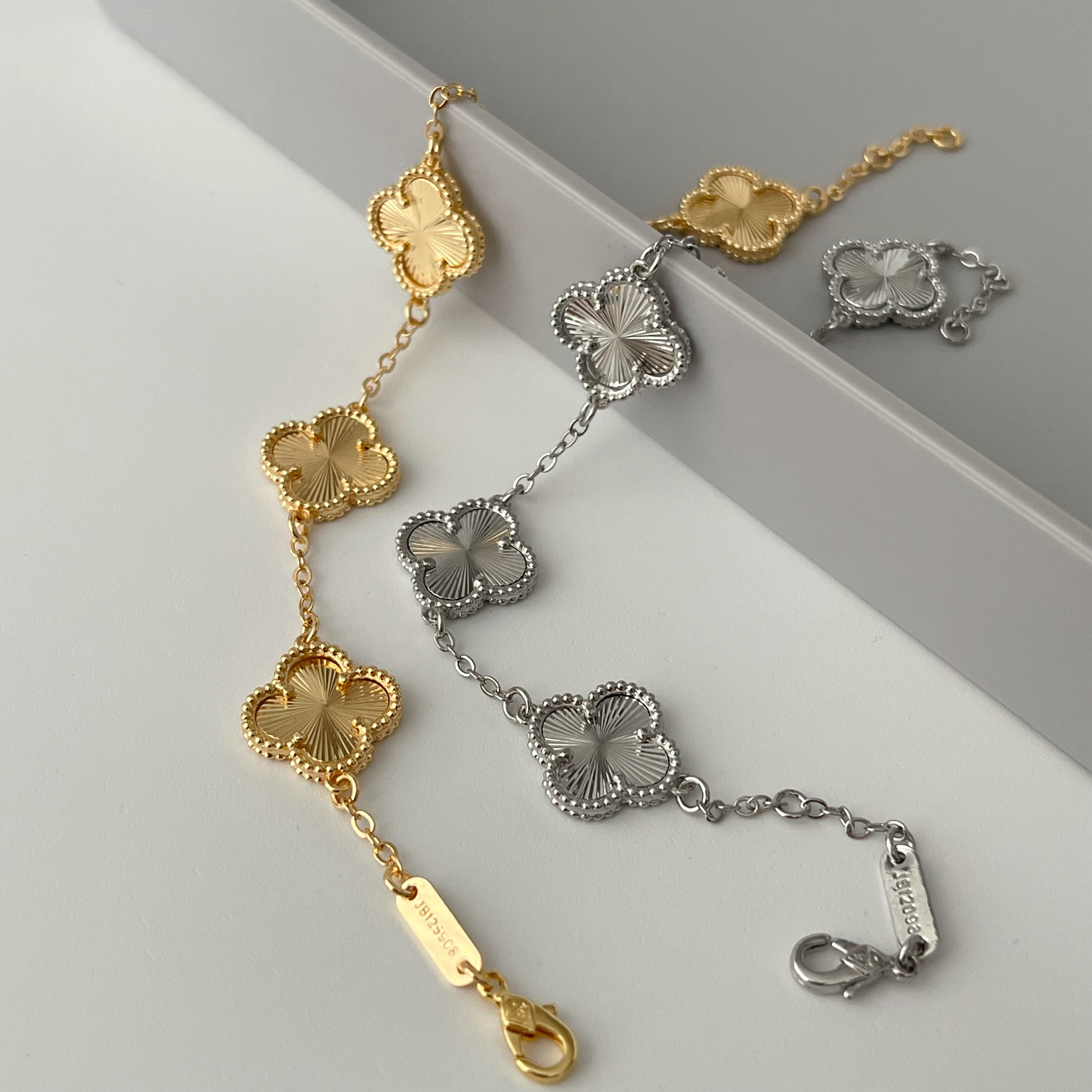 Metal clover bracelet