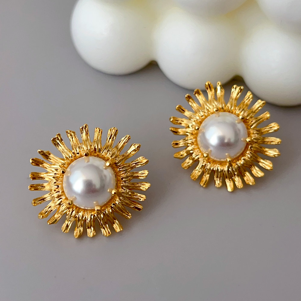 Metal flower pearl earrings