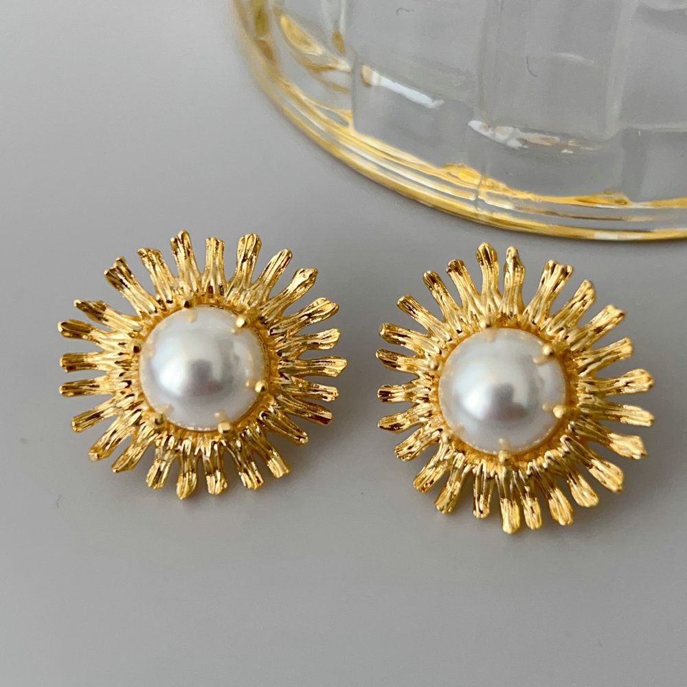 Metal flower pearl earrings