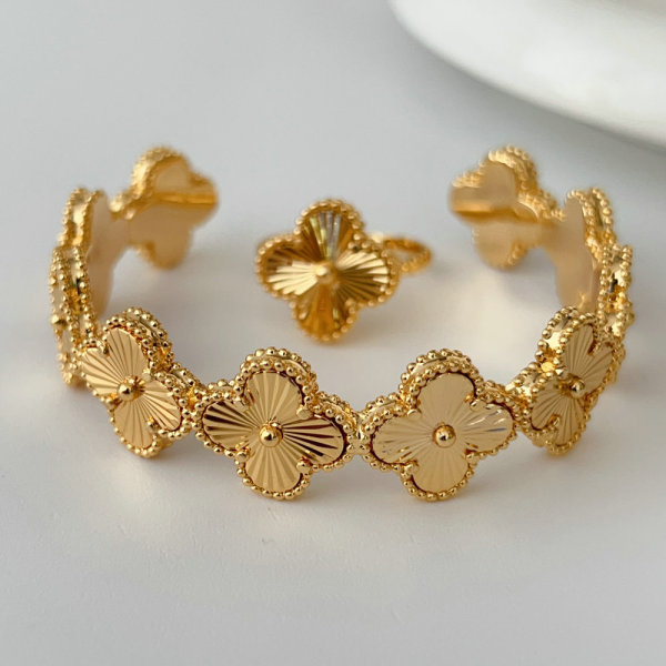 Clover metal bangle with ring