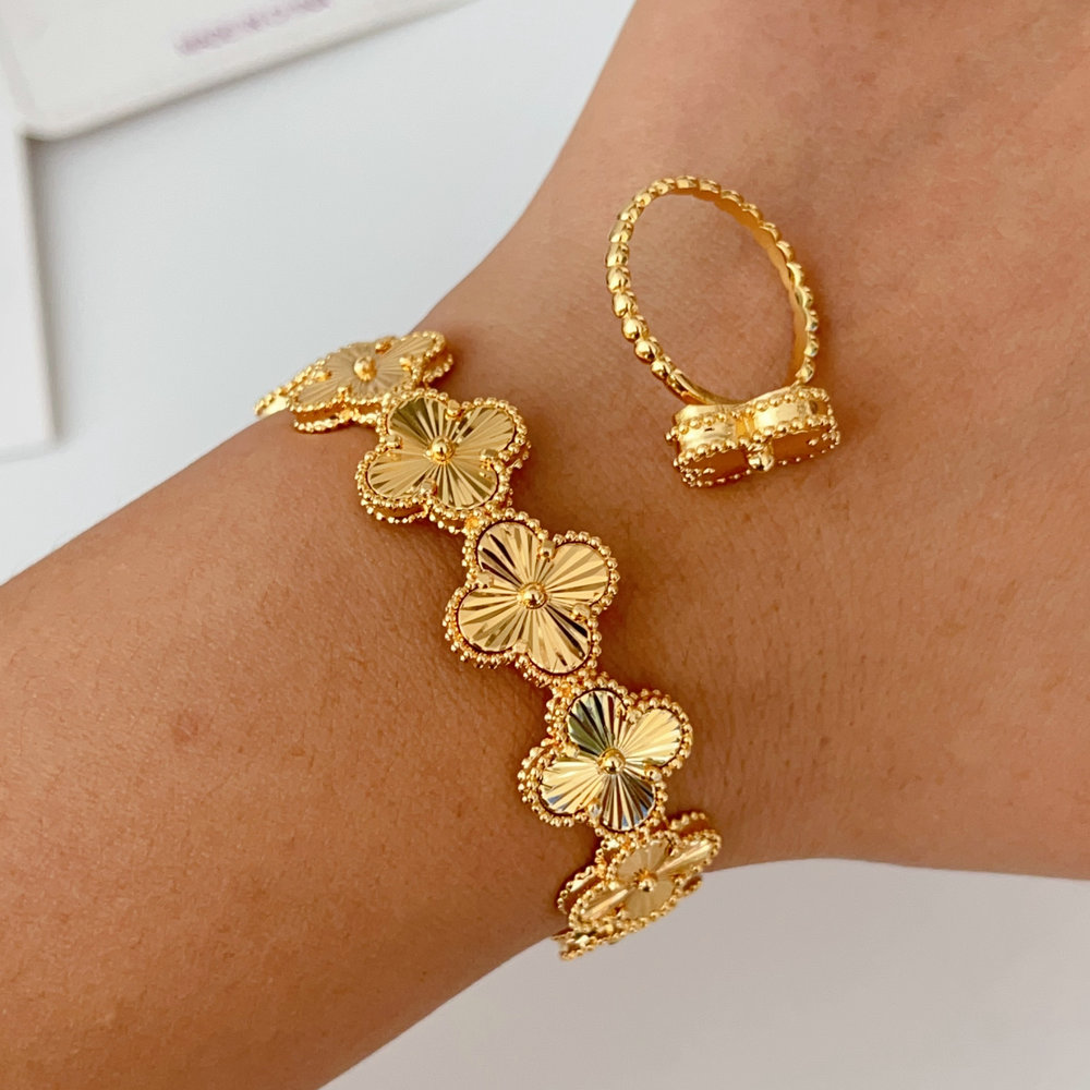 Clover metal bangle with ring