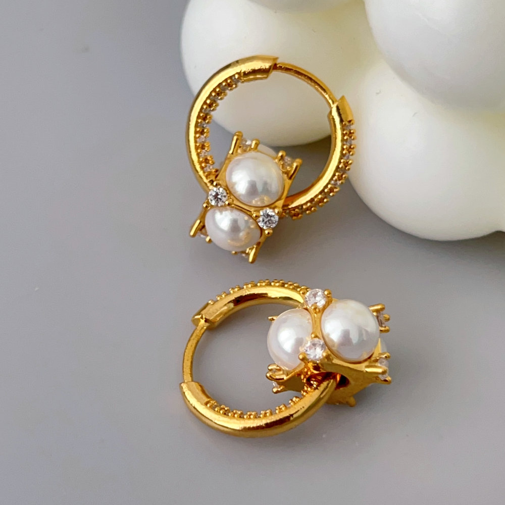 Round pearl charm hoop earrings