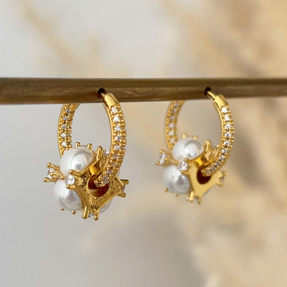 Round pearl charm hoop earrings