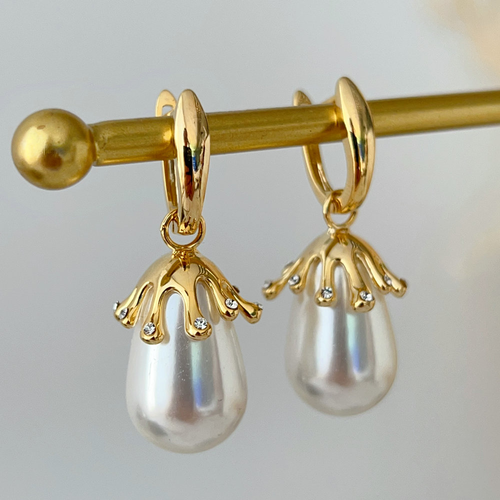 Water drop pearl earrings