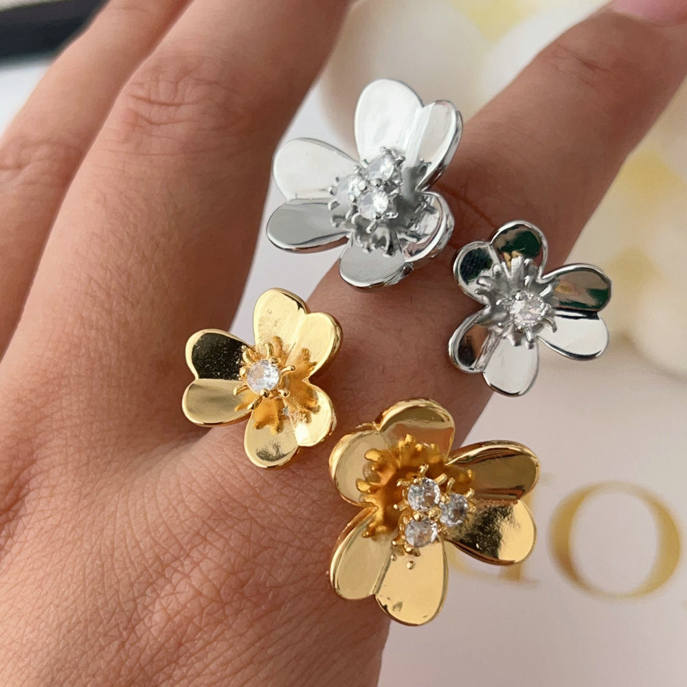 Metal flower ring