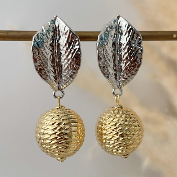 Ball leaf earrings